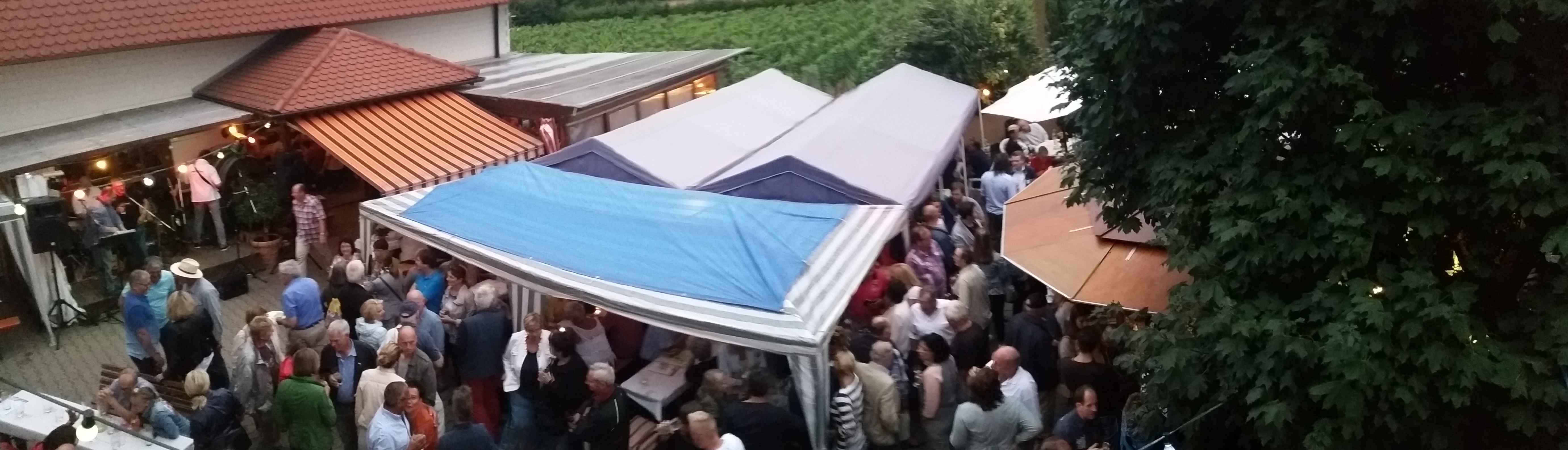 Panoramafoto über den Hof während des Weinfestes